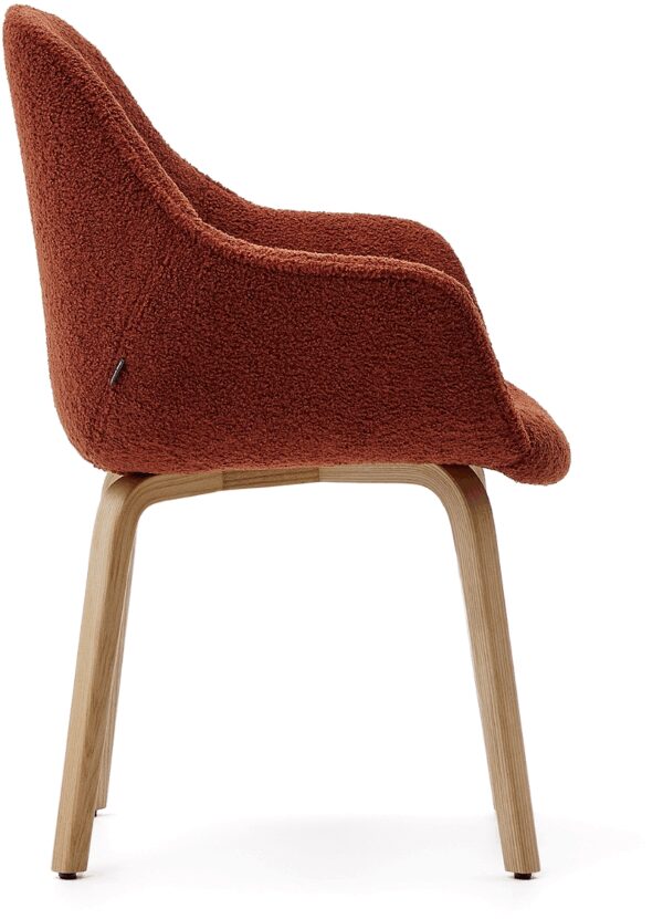 Spisebordsstol Med Armlæn Aleli Terracotta Natur Asketræ Nordisk Design Fra Kave Home - 8433840884103