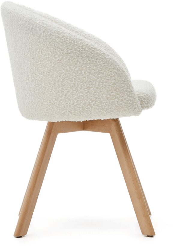 Spisebordsstol Spisestuestol Med Armlæn Marvin Hvid Polstret Fleece Med Drejefunktion Og Naturbøgeben Fra Kave Home - 8433840867700